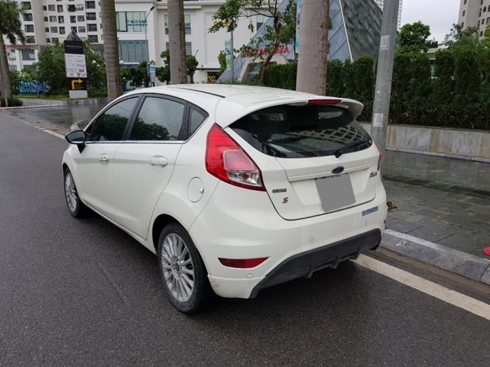 Cho ra đi em Ford Fiesta 1.5AT 2016 màu trắng 5 cửa đẹp hoàn hảo