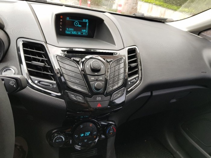 Cho ra đi em Ford Fiesta 1.5AT 2016 màu trắng 5 cửa đẹp hoàn hảo