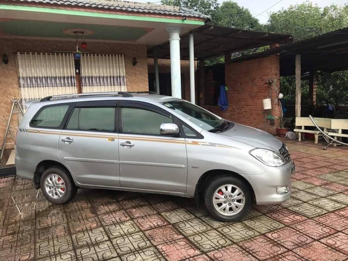 Cần bán gấp Toyota Innova 2010 số sàn, xe màu bạc
