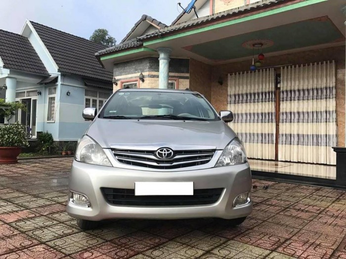 Cần bán gấp Toyota Innova 2010 số sàn, xe màu bạc