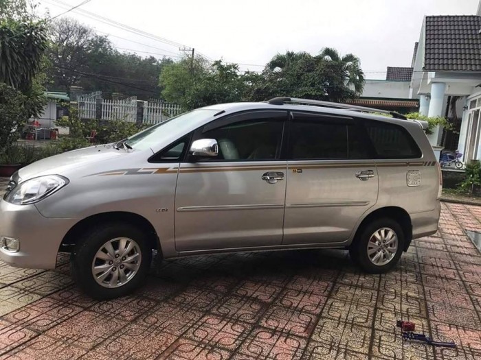 Cần bán gấp Toyota Innova 2010 số sàn, xe màu bạc