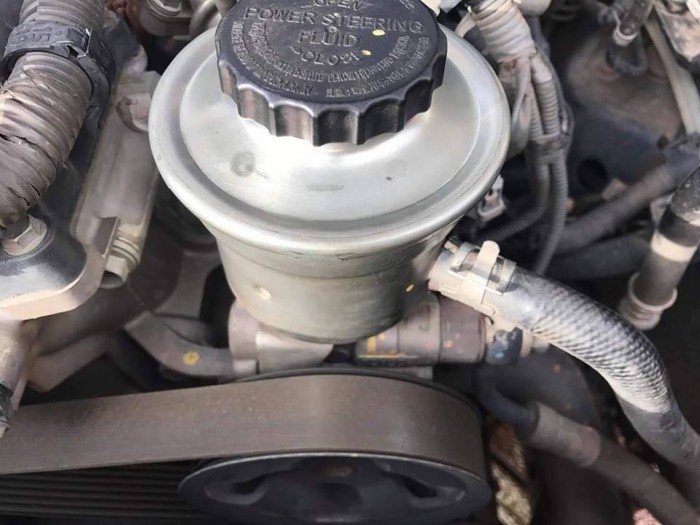 Cần bán gấp Toyota Innova 2010 số sàn, xe màu bạc