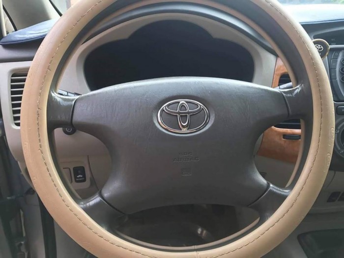 Cần bán gấp Toyota Innova 2010 số sàn, xe màu bạc