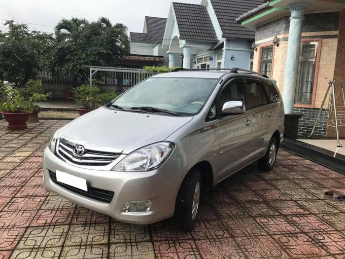 Cần bán gấp Toyota Innova 2010 số sàn, xe màu bạc