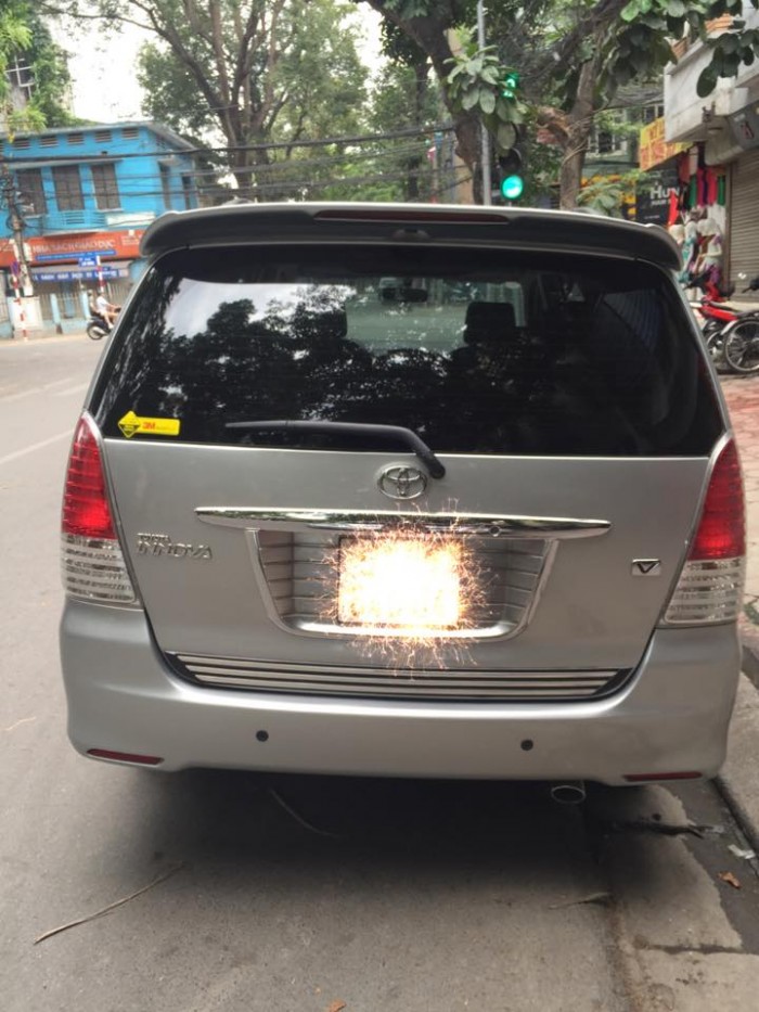 Cần bán xe Toyota Innova 2.0V sx 2009 số tự động màu bạc