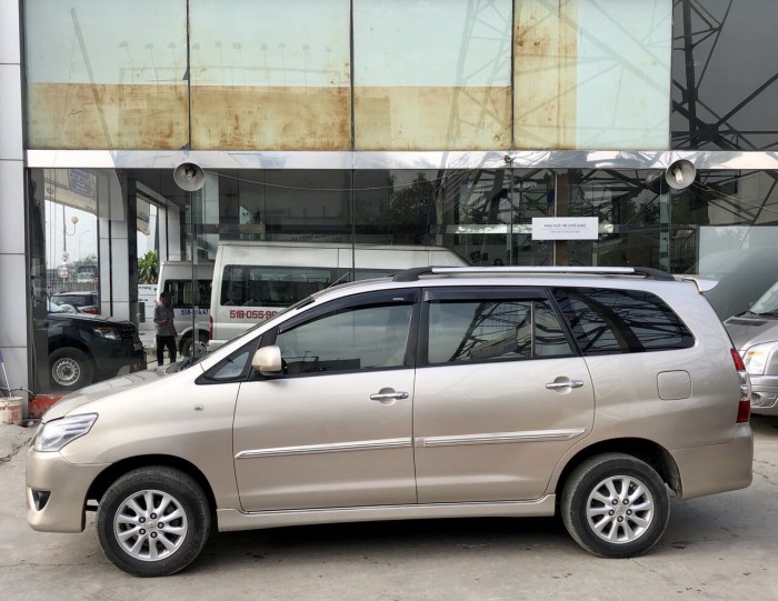 Bán Toyata Innova sx 2013 màu ghi vàng