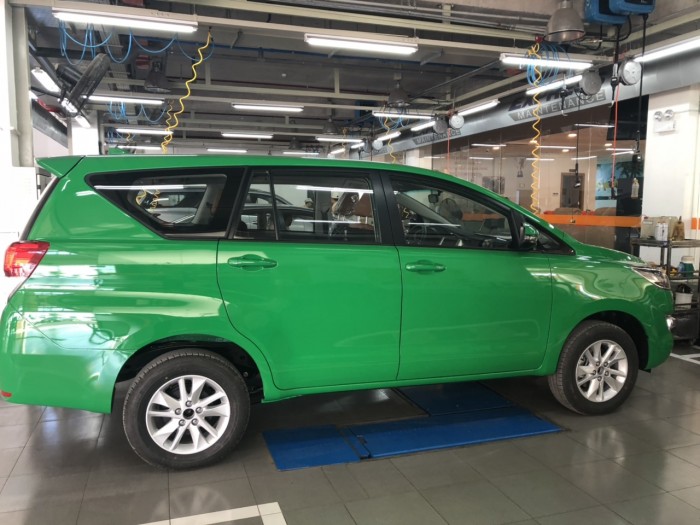 Innova 2.0E Số Sàn Màu Xanh Mai Linh