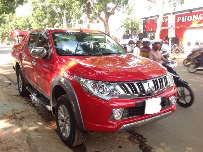 Bán Mitsubishi Triton 2017 máy dầu màu đỏ số sàn xe đẹp hơn cả mới.