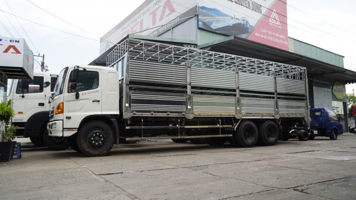 Xe tải Hino FL 16 tấn thùng chở heo, gia súc 3 tầng có bửng nâng hạ