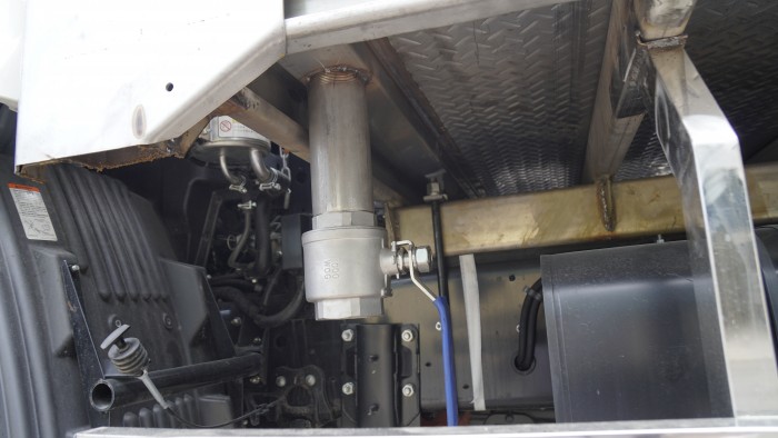 Xe tải Hino FL 16 tấn thùng chở heo, gia súc 3 tầng có bửng nâng hạ