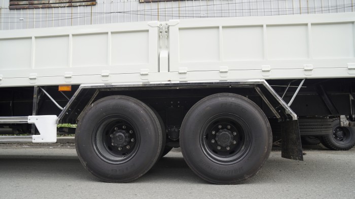 Xe tải Hino 16 tấn thùng lửng 7m6, trả trước 150 triệu có xe giao ngay