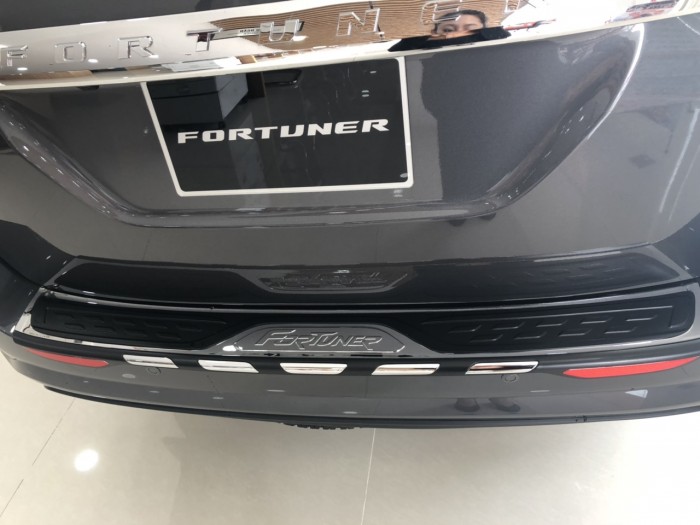 Toyota Fortuner 2.4g At (4x2) Màu Xám Máy Dầu