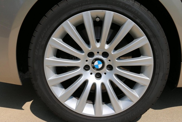 Cần bán xe BMW 750Li 2011 màu vàng kim