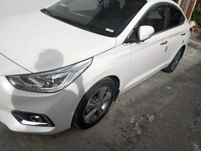 Nhà thiếu tiền cần bán gấp Huyndai Accent 2018 Xe màu trắng