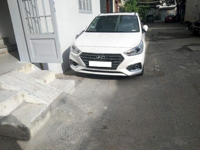 Nhà thiếu tiền cần bán gấp Huyndai Accent 2018 Xe màu trắng