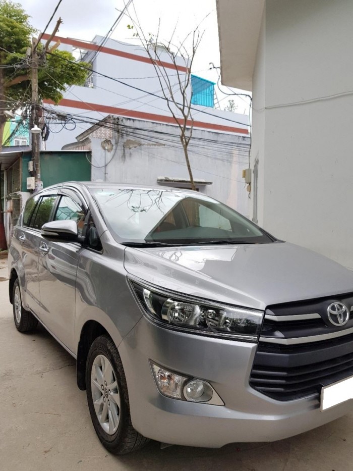 bán gấp xe Toyota Innova E số sàn 2017 đăng kí 2018 màu xám bạc