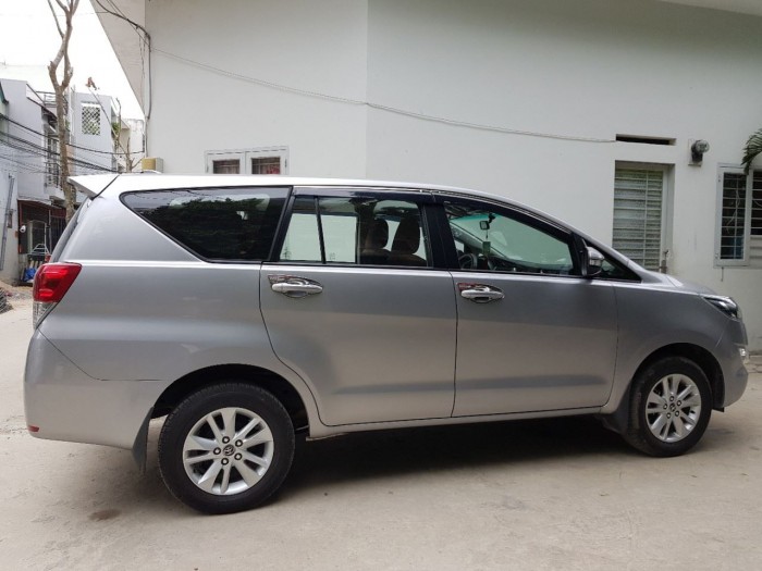 bán gấp xe Toyota Innova E số sàn 2017 đăng kí 2018 màu xám bạc