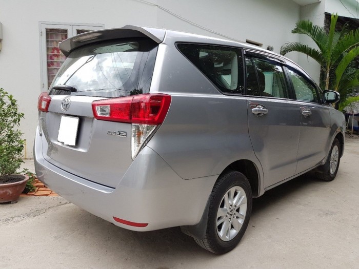 bán gấp xe Toyota Innova E số sàn 2017 đăng kí 2018 màu xám bạc