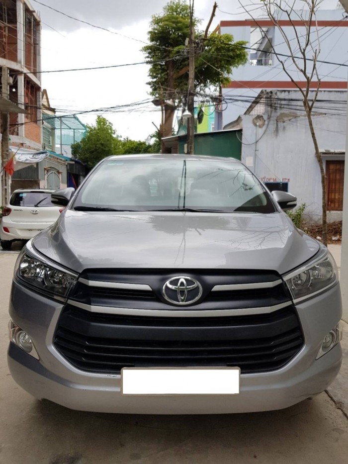 bán gấp xe Toyota Innova E số sàn 2017 đăng kí 2018 màu xám bạc