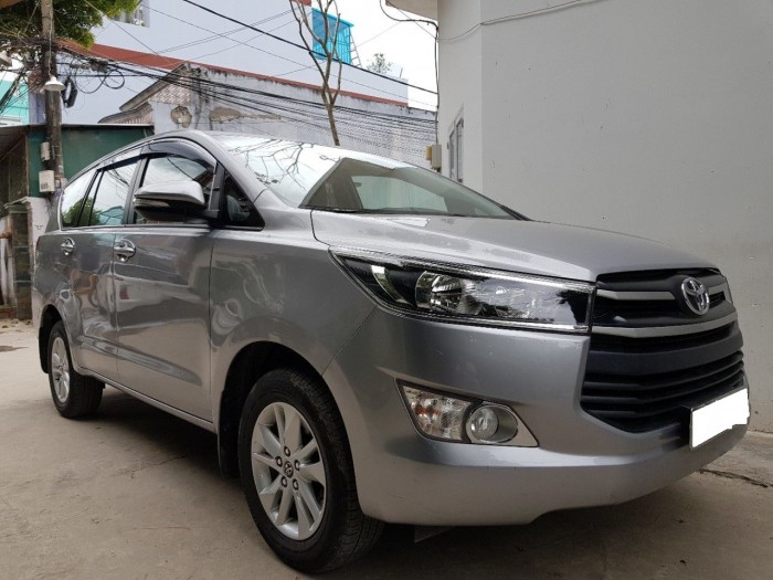 bán gấp xe Toyota Innova E số sàn 2017 đăng kí 2018 màu xám bạc