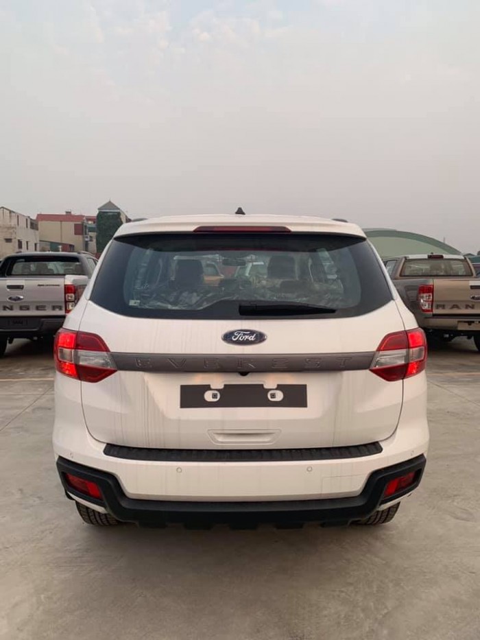 Ford Everest phiên bản Ambiente đang cập bến