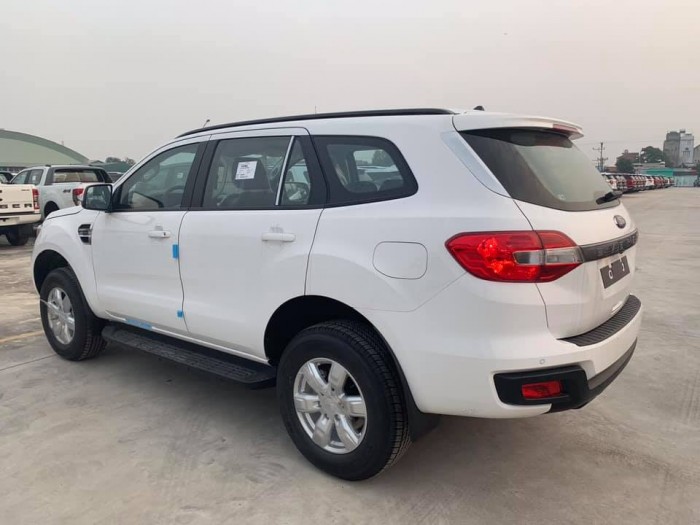 Ford Everest phiên bản Ambiente đang cập bến