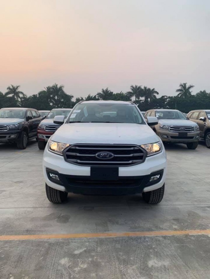 Ford Everest phiên bản Ambiente đang cập bến