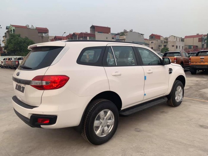 Ford Everest phiên bản Ambiente đang cập bến