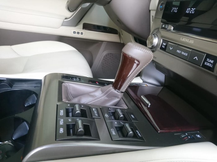 Lexus GX 460 model 2017 màu vàng cát
