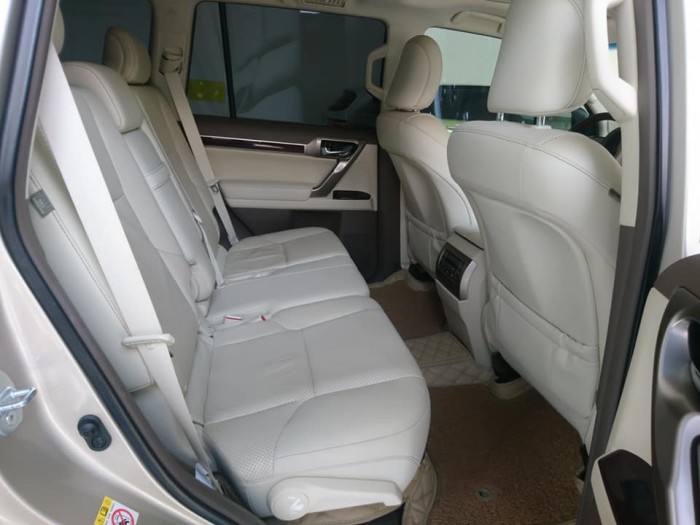 Lexus GX 460 model 2017 màu vàng cát