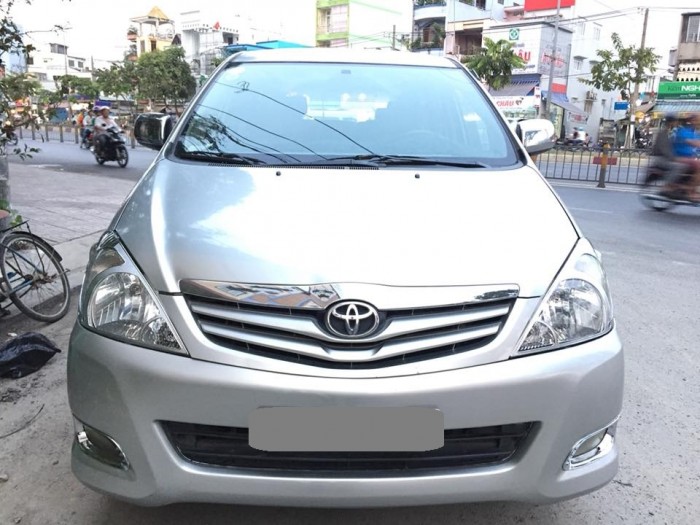Bán em Toyota Innova 2009 số sàn màu bạc xe rất đẹp nhé.