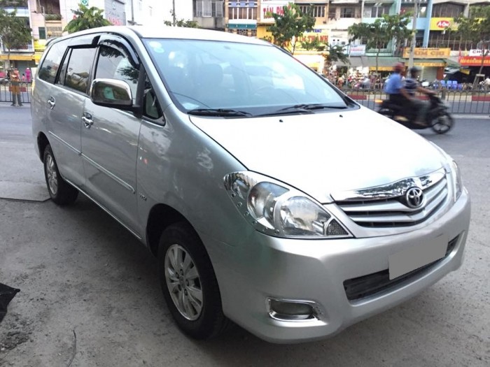 Bán em Toyota Innova 2009 số sàn màu bạc xe rất đẹp nhé.