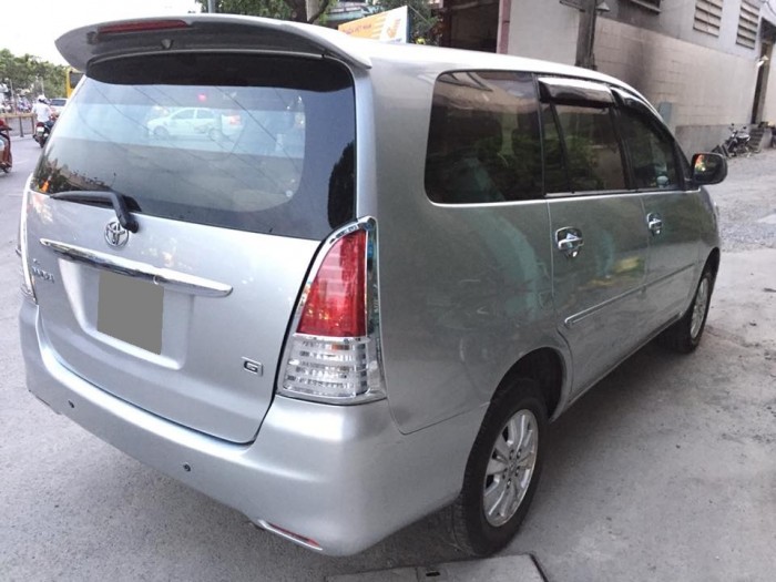 Bán em Toyota Innova 2009 số sàn màu bạc xe rất đẹp nhé.