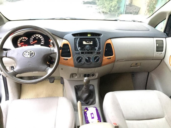 Bán em Toyota Innova 2009 số sàn màu bạc xe rất đẹp nhé.
