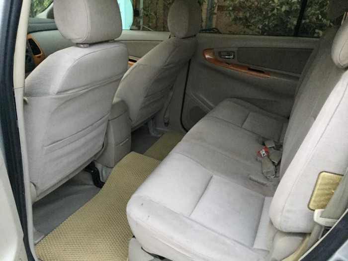 Bán em Toyota Innova 2009 số sàn màu bạc xe rất đẹp nhé.