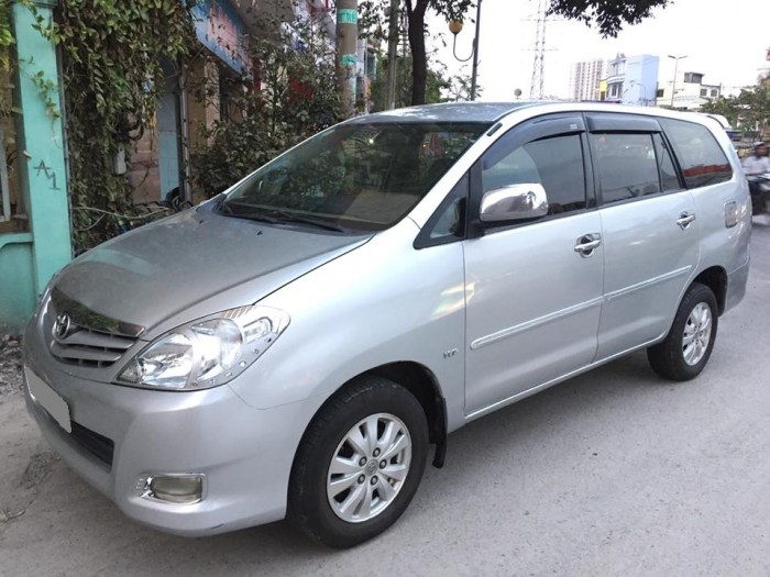 Bán em Toyota Innova 2009 số sàn màu bạc xe rất đẹp nhé.