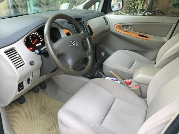 Bán em Toyota Innova 2009 số sàn màu bạc xe rất đẹp nhé.