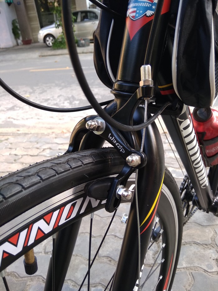Xe đạp đua khung nhôm màu đen đỏ