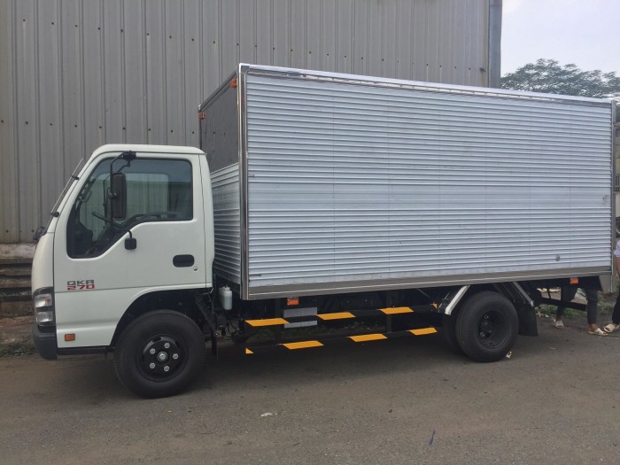 Bán xe tải isuzu thùng kín cực chất , giá cạnh tranh, trả trước