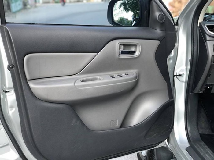 Bán Mitsubishi Triton 2018 máy dầu số sàn màu bạc xe đẹp cực kỳ