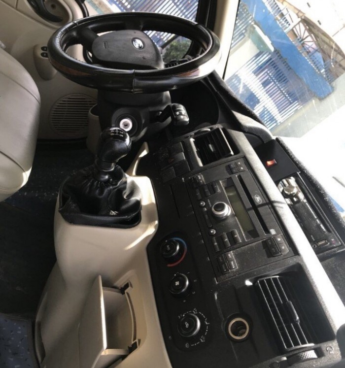 Cần bán Ford Transit 2016 màu bạc. Xe số sàn máy dầu