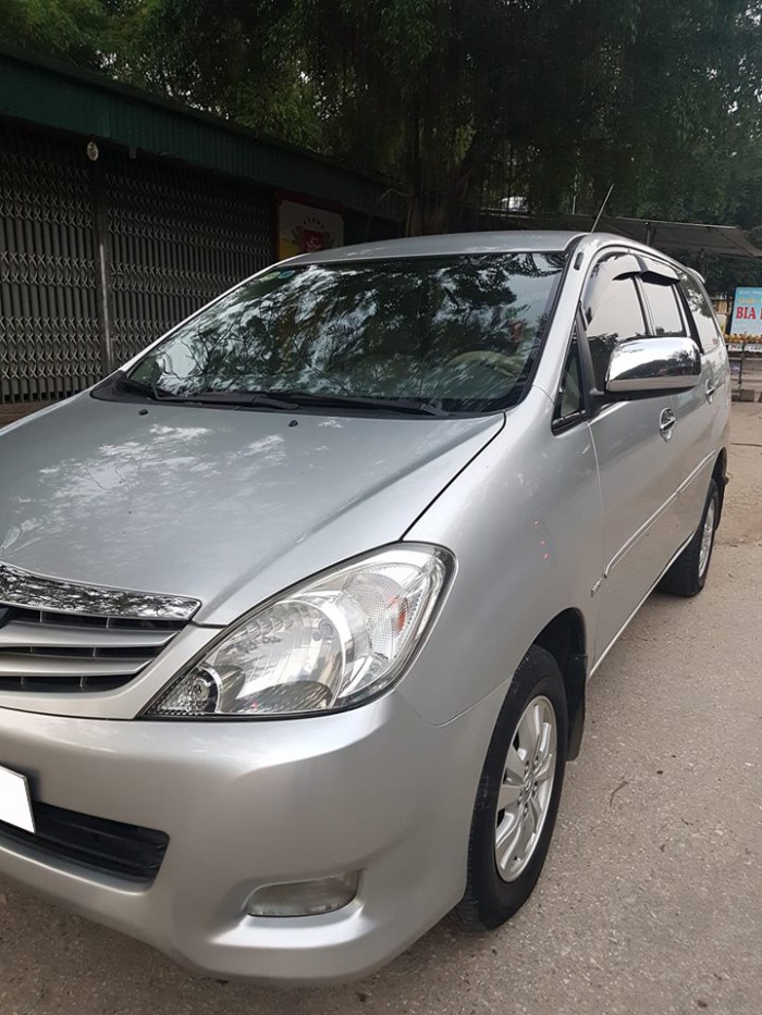 Cần bán gấp Toyota Innova 2010 bản G sịn. Xe màu bạc