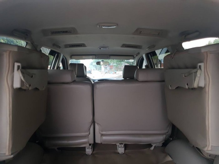 Cần bán gấp Toyota Innova 2010 bản G sịn. Xe màu bạc
