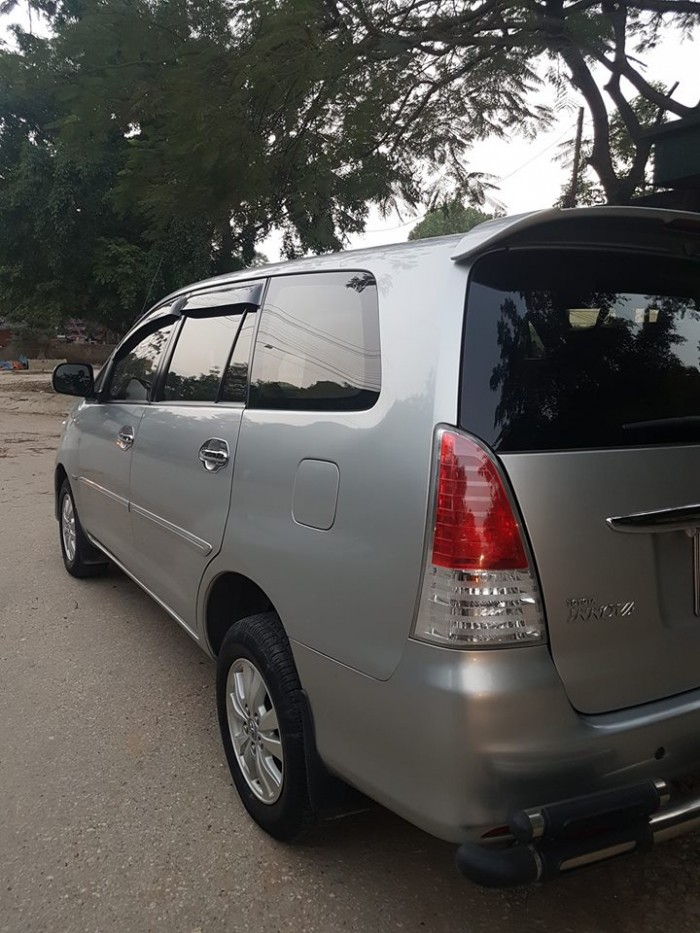 Cần bán gấp Toyota Innova 2010 bản G sịn. Xe màu bạc