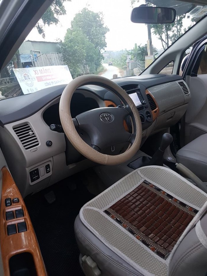 Cần bán gấp Toyota Innova 2010 bản G sịn. Xe màu bạc