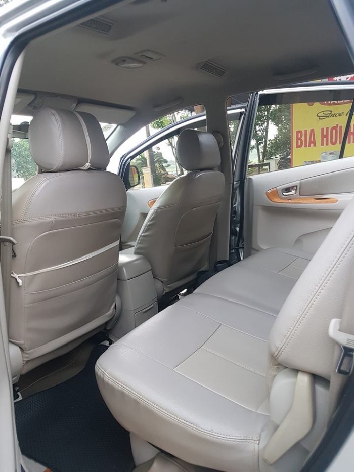 Cần bán gấp Toyota Innova 2010 bản G sịn. Xe màu bạc