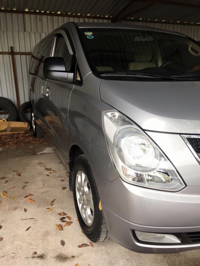 Bán xe Hyundai Starex 2015 máy dầu số sàn 9 chỗ màu bạc cực mới
