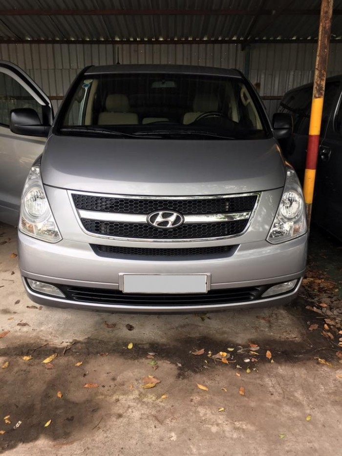 Bán xe Hyundai Starex 2015 máy dầu số sàn 9 chỗ màu bạc cực mới