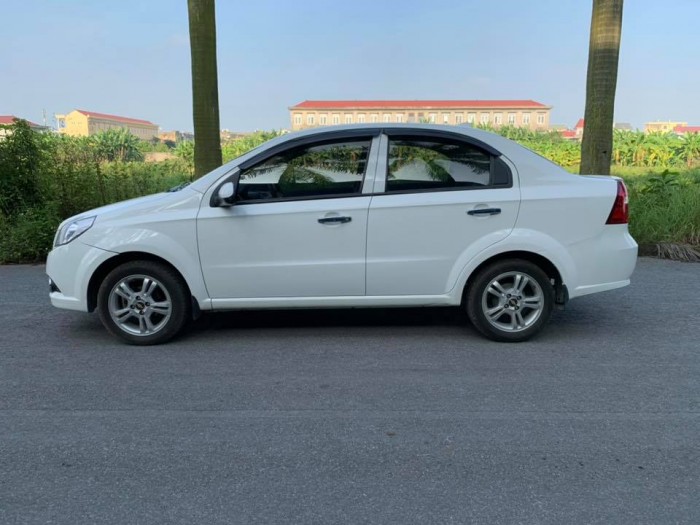 Cần bán gấp xe Chevrolet Aveo 2016 màu trắng. Xe số sàn