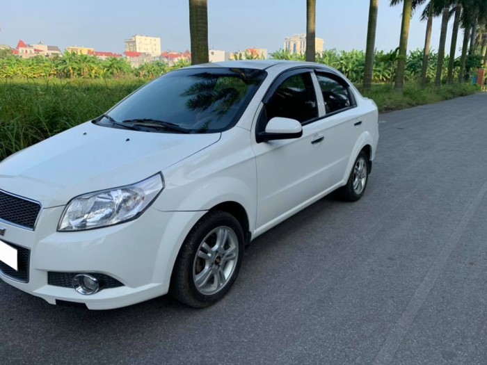 Cần bán gấp xe Chevrolet Aveo 2016 màu trắng. Xe số sàn